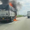 Xe tải bốc cháy trên cao tốc Thành phố Hồ Chí Lonh-Long Thành-Dầu Giây hướng đi Đồng Nai. (Nguồn: Báo SGGP)