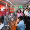 Lãnh đạo tỉnh Hà Nam kiểm tra công tác vận hành tại Trung tâm Phục vụ hành chính công phường Phủ Lý. (Ảnh: Thanh Tuấn/TTXVN)
