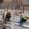 Người lao động hoàn thiện kết cấu thép mái nhà ga sân bay Long Thành. (Ảnh: Công Phong/TTXVN)