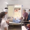 Đoàn công tác Sở Y tế Nghệ An thăm hỏi, động viên các bệnh nhân bị ngộ độc tại Bệnh viện Đa khoa Diễn Châu. (Ảnh: TTXVN phát)