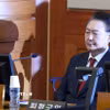 Cựu Tổng thống Hàn Quốc Yoon Suk Yeol tại một phiên điều trần ở Seoul. (Ảnh: THX/TTXVN)