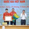 Thủ tướng Lê Minh Hưng tặng bằng khen cho đội tuyển bóng đá nam U17 Quốc gia Việt Nam. (Ảnh: Dương Giang/TTXVN)