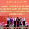 Chủ tịch Quốc hội Trần Thanh Mẫn tặng hoa, chúc mừng các nữ đại biểu Quốc hội trực thuộc Đảng ủy Quốc hội. (Ảnh: Tuấn Anh/TTXVN)