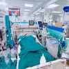 Bệnh nhân được cấp cứu tại Khoa Hồi sức tích cực-Chống độc yêu cầu, Bệnh viện Đa khoa tỉnh Phú Thọ. (Ảnh: TTXVN phát)