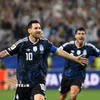 Argentina mặc áo xanh đậm khi đối đầu Anh ở bán kết World Cup 2026. (Ảnh: AFP/TTXVN)