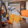 Nhân viên y tế chuyển bệnh nhân Ebola tới trung tâm điều trị ở tỉnh Ituri, CHDC Congo. (Ảnh: THX/TTXVN phát)