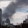 Khói bốc lên từ thành phố Tel Aviv, Israel sau cuộc tấn công đáp trả của Iran. (Ảnh: THX/TTXVN)