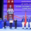 Đồng chí Trịnh Văn Quyết, Ủy viên Bộ Chính trị, Bí thư Trung ương Đảng, Trưởng Ban Tuyên giáo và Dân vận Trung ương trao tặng Huân chương Lao động hạng Nhất cho Đoàn Thanh niên Cộng sản Hồ Chí Minh. (Ảnh: Minh Đức/TTXVN)