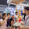 Người tiêu dùng thưởng thức càphê Việt Nam tại CAEXPO ngày 19/9. (Nguồn: chinanews)