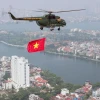 Biên đội máy bay trực thăng của Quân chủng Phòng không-Không quân treo cờ Đảng và cờ Tổ quốc bay vào khu vực trung tâm Thủ đô Hà Nội. (Ảnh: Trọng Đức/TTXVN)