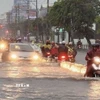 Nước ngập trên khu vực đường Phan Văn Hớn, Quận 12. (Ảnh: TTXVN phát)