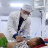 Bác sỹ Khoa Nhi, Bệnh viện Đa khoa tỉnh Bạc Liêu thăm khám, theo dõi tình hình sức khỏe các bệnh nhi bị ngộ độc thuốc diệt chuột. (Ảnh: TTXVN phát)