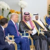Thái tử Saudi Arabia Mohammed bin Salman Al Saud (thứ 3, phải) và Tổng thống Mỹ Donald Trump (thứ 2, trái) tại cuộc gặp ở Riyadh, ngày 13/5/2025. (Ảnh: AA/TTXVN)