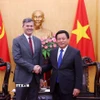 Giáo sư-Tiến sỹ Nguyễn Xuân Thắng tiếp ông Alexey Komissarov, Giám đốc Học viện Hành chính công và Kinh tế quốc dân trực thuộc Tổng thống Liên bang Nga. (Ảnh: Văn Điệp/TTXVN)