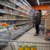 Khách hàng mua sắm tại một siêu thị ở Moskva, Nga. (Nguồn: AFP/TTXVN)