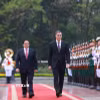 Thủ tướng Phạm Minh Chính và Thủ tướng Tây Ban Nha Pedro Sánchez duyệt Đội danh dự Quân đội Nhân dân Việt Nam. (Ảnh: Dương Giang/TTXVN)