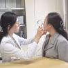 Bác sỹ tại Đơn vị Da liễu-Thẩm mỹ da, Bệnh viện Đại học Y Dược Buôn Ma Thuột, thăm, khám cho bệnh nhân. (Ảnh: Nguyên Dung/TTXVN)