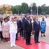 Tổng thống nước Cộng hòa Nam Phi Matamela Cyril Ramaphosa đặt hoa, vào Lăng viếng Chủ tịch Hồ Chí Minh. (Ảnh: Văn Điệp/TTXVN)