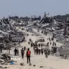 Người dân Palestine tại thị trấn Beit Lahia, phía Bắc Dải Gaza ngày 4/6/2025. (Ảnh: THX/TTXVN)