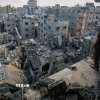 Những ngôi nhà bị phá hủy sau vụ không kích của Israel xuống trại tị nạn al-Shati, phía Tây thành phố Gaza ngày 4/7/2025. (Ảnh: THX/TTXVN)