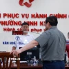 Thủ tướng Phạm Minh Chính thăm, kiểm tra tình hình hoạt động của Trung tâm Phục vụ hành chính công phường Ninh Kiều. (Ảnh: Dương Giang/TTXVN)