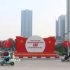 Sắc đỏ rực rỡ của cờ hoa, băng rôn nổi bật trên nhiều tuyến phố đã tạo nên một “bức tranh” sinh động chào mừng Đại hội XIV của Đảng. (Ảnh: Nguyễn Thắng/TTXVN)