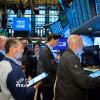 Giao dịch viên tại sàn chứng khoán New York, Mỹ. (Ảnh: THX/TTXVN)
