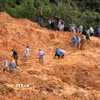 Chính quyền địa phương cùng lực lượng chức năng và người dân khẩn trương tìm kiếm người mất tích. (Ảnh: TTXVN phát)