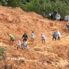 Chính quyền địa phương cùng lực lượng chức năng và người dân khẩn trương tìm kiếm người mất tích. (Ảnh: TTXVN phát)