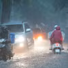 Mưa xối xả khiến phố Hàng Bài ngập nặng, ô tô phải bật đèn khi di chuyển. (Ảnh: Hoàng Hiếu/TTXVN)