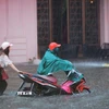 Nước ngập sâu trên phố Hai Bà Trưng. (Ảnh: Hoàng Hiếu/TTXVN)