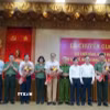 Lãnh đạo tỉnh Bà Rịa-Vũng Tàu tặng hoa các sở, ngành bàn giao chức năng, nhiệm vụ về Công an tỉnh. (Ảnh: Đoàn Mạnh Dương/TTXVN)