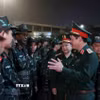 Thượng tướng Vũ Hải Sản, Thứ trưởng Bộ Quốc phòng đón và động viên khích lệ tinh thần lực lượng cứu hộ, cứu nạn hoàn thành nhiệm vụ tại Myanmar trở về. (Ảnh: An Đăng/TTXVN)