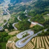 Dốc chín khoanh nằm trên Quốc lộ 4C hay "Con đường Hạnh Phúc." (Ảnh: Nam Thái/TTXVN)