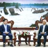 Bí thư Trung ương Đảng, Trưởng Ban Tuyên huấn Trung ương Lào Khamphanh Pheuyavong tiếp Phó Trưởng ban Tuyên giáo và Dân vận Trung ương Việt Nam Triệu Tài Vinh. (Ảnh: Xuân Tú/TTXVN)
