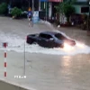 Các phương tiện di chuyển khó khăn khi mưa lớn gây ngập úng các tuyến đường ở Thái Nguyên. (Ảnh: Trần Trang/TTXVN)