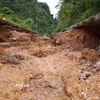 Lũ tàn phá nặng nề đoạn đường dài hàng trăm mét liên xã Nguyên Phúc-Sỹ Bình (huyện Bạch Thông, tỉnh Bắc Kạn). (Ảnh: Nguyễn Công Hải/TTXVN)