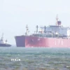 Tàu chở dầu khí tự nhiên hóa lỏng di chuyển qua eo biển Hormuz. (Ảnh: ANI/TTXVN)