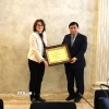 Phó Thủ tướng Nguyễn Chí Dũng tặng quà lưu niệm lãnh đạo ngân hàng Intesa Sanpaolo. (Ảnh: Hải Đăng/TTXVN)