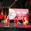 Tiết mục múa nón truyền thống trong khuôn viên Góc Việt Nam tại sự kiện. (Ảnh: Phi Hùng/TTXVN)
