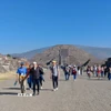 Du khách tham quan khu kim tự tháp Teotihuacan, một trong những di tích khảo cổ nổi tiếng của Mexico. (Ảnh: Phương Lan/TTXVN)