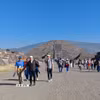 Du khách tham quan khu kim tự tháp Teotihuacan, một trong những di tích khảo cổ nổi tiếng của Mexico. (Ảnh: Phương Lan/TTXVN)