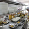 Chuẩn bị bữa ăn bán trú cho học sinh. (Ảnh: Thanh Tùng/TTXVN)