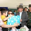 Thường trực Ban Bí thư Trần Cẩm Tú tặng quà, hỗ trợ nhân dân xã Diên Điền chịu hậu quả nặng nề do mưa lũ. (Ảnh: Phương Hoa/TTXVN)