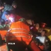 Các thuyền viên gặp nạn được tổ công tác Đồn Biên phòng Rạch Gốc đưa lên tàu an toàn. (Ảnh: TTXVN phát)
