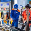 Mua bán xăng, dầu tại cửa hàng Petrolimex. (Ảnh: Trần Việt/TTXVN)