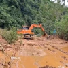 Khẩn trương xử lý điểm sạt lở, nỗ lực thông tuyến trong thời gian sớm nhất. (Ảnh: TTXVN phát)