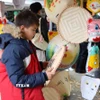 Trẻ em tìm hiểu các vật dụng trang trí truyền thống của Việt Nam. (Ảnh: Hương Giang/TTXVN)