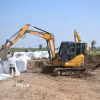Công nhân lấp đầy bao cát để ngăn lũ tại một ngôi làng ở Khu tự trị Nội Mông, Trung Quốc. (Ảnh: THX/TTXVN)