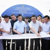 Chủ tịch UBND tỉnh Bắc Ninh Vương Quốc Tuấn cùng lãnh đạo một số sở, ngành của tỉnh kiểm tra công tác chuẩn bị cho lễ khởi công Cảng hàng không quốc tế Gia Bình. (Ảnh: TTXVN phát)